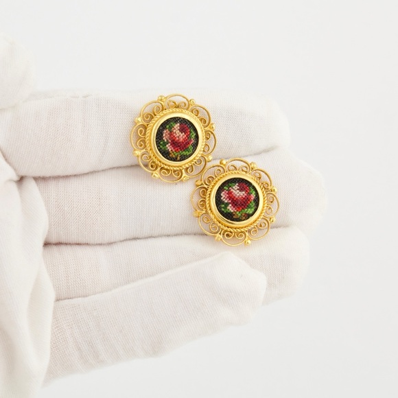 Vintage Petit Point Rose Clip On Earrings Gold Tone Hand Embroidered Needlepoint - Picture 2 of 4